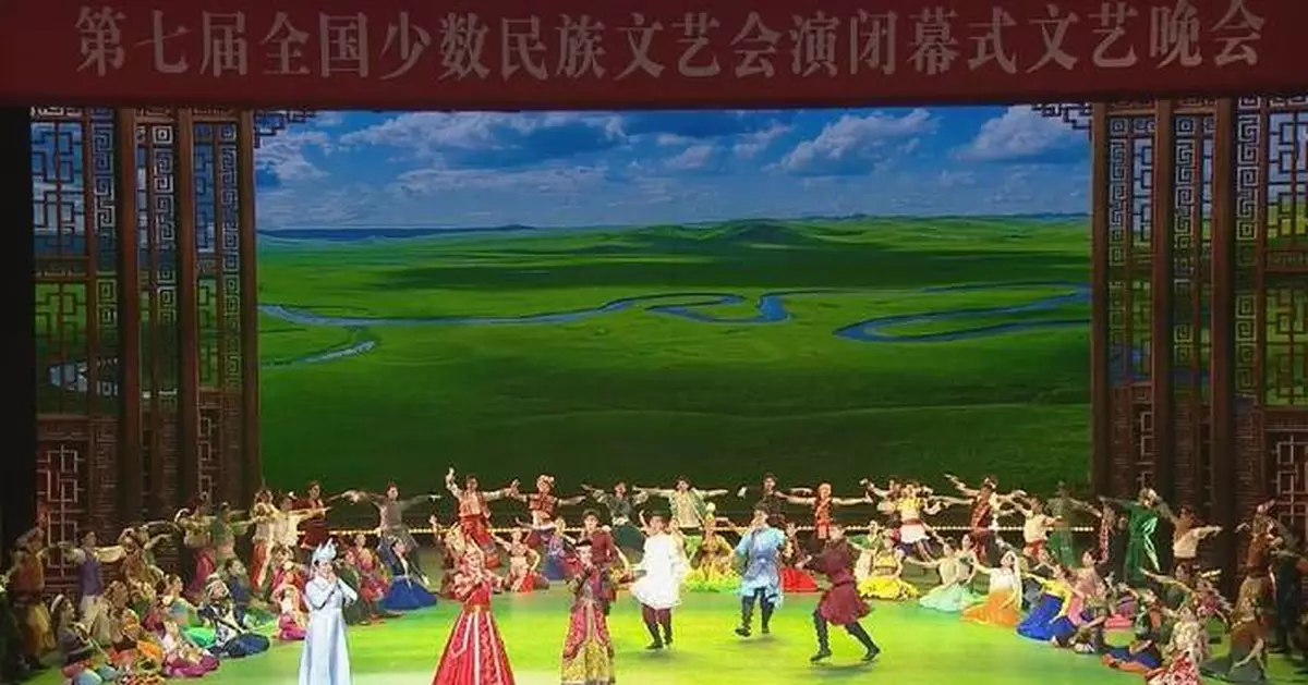王滬寧出席第七屆全國少數民族文藝會演閉幕晚會