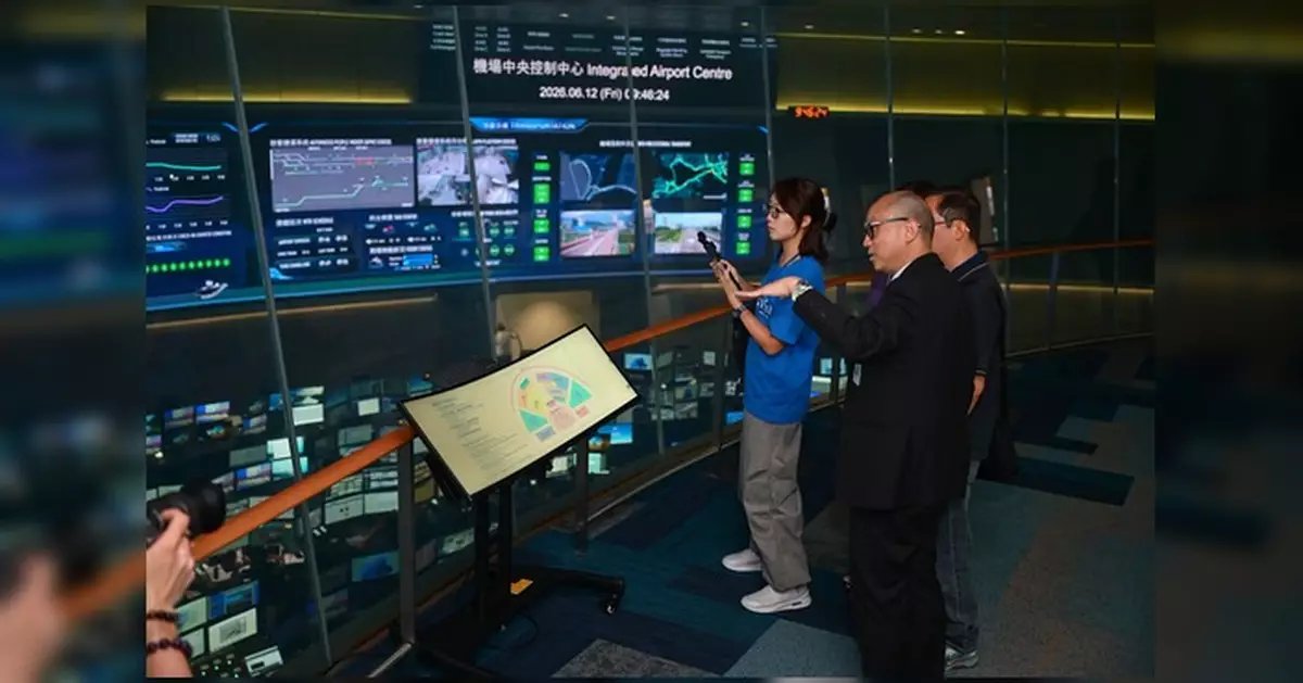 香港機場管理局助血癌康復青年圓航空夢 安排參觀機場中央控制中心