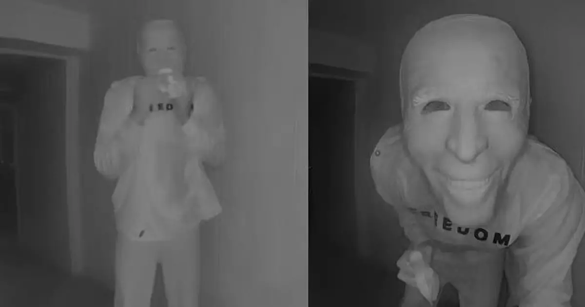 戴拜登面具深夜按門鈴！美國怪男對鏡頭大啖香蕉嚇壞屋主 警方搜尋無果