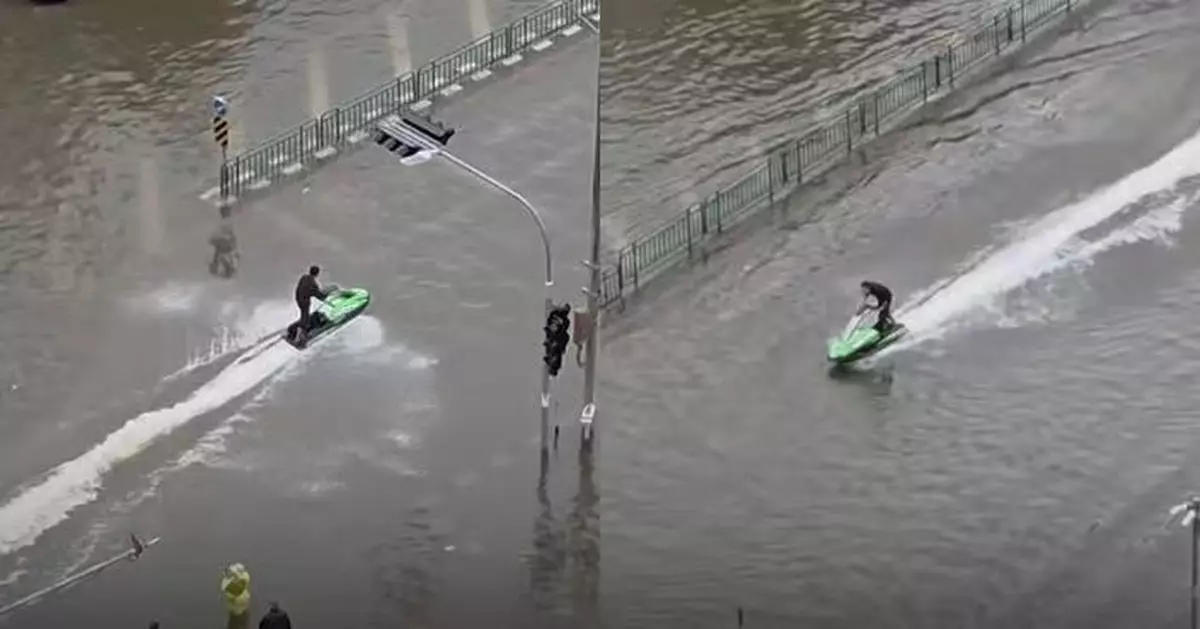 居民誤以為救援 曼谷水浸街道有人駕水上電單車拍片引網民怒轟：拿苦難換流量