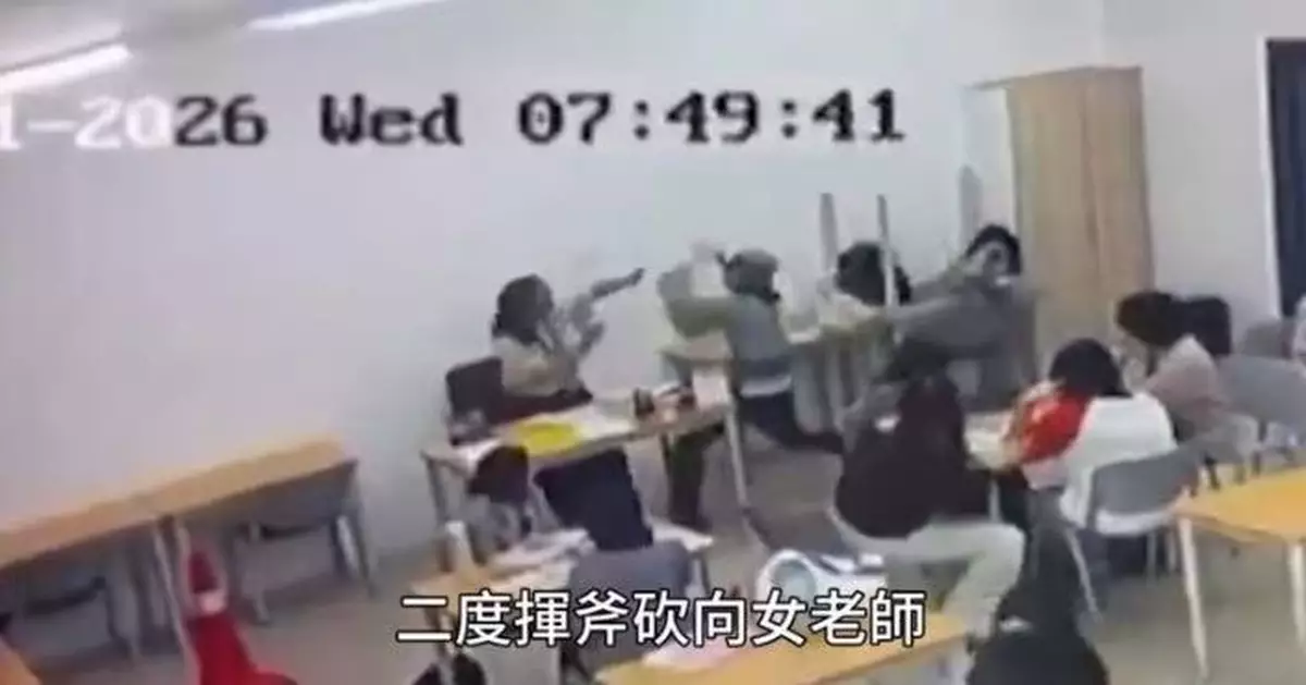 疑不滿教師沒收利器 大馬16歲男生持斧頭闖課室施襲引騷亂更全程直播