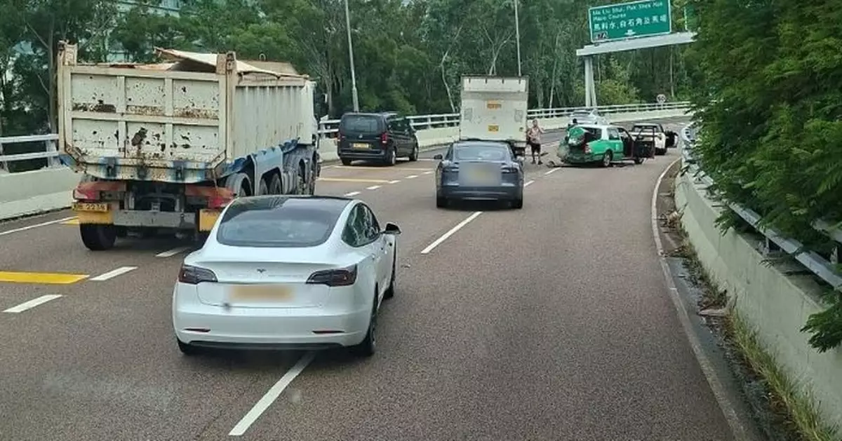 大老山公路3車相撞 的士車尾嚴重撞毁司機送院