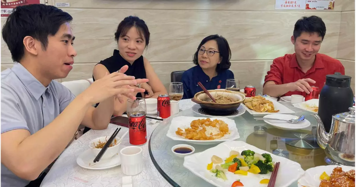 與APEC香港青年代表團飲茶 麥美娟﹕局方助力青年放眼世界