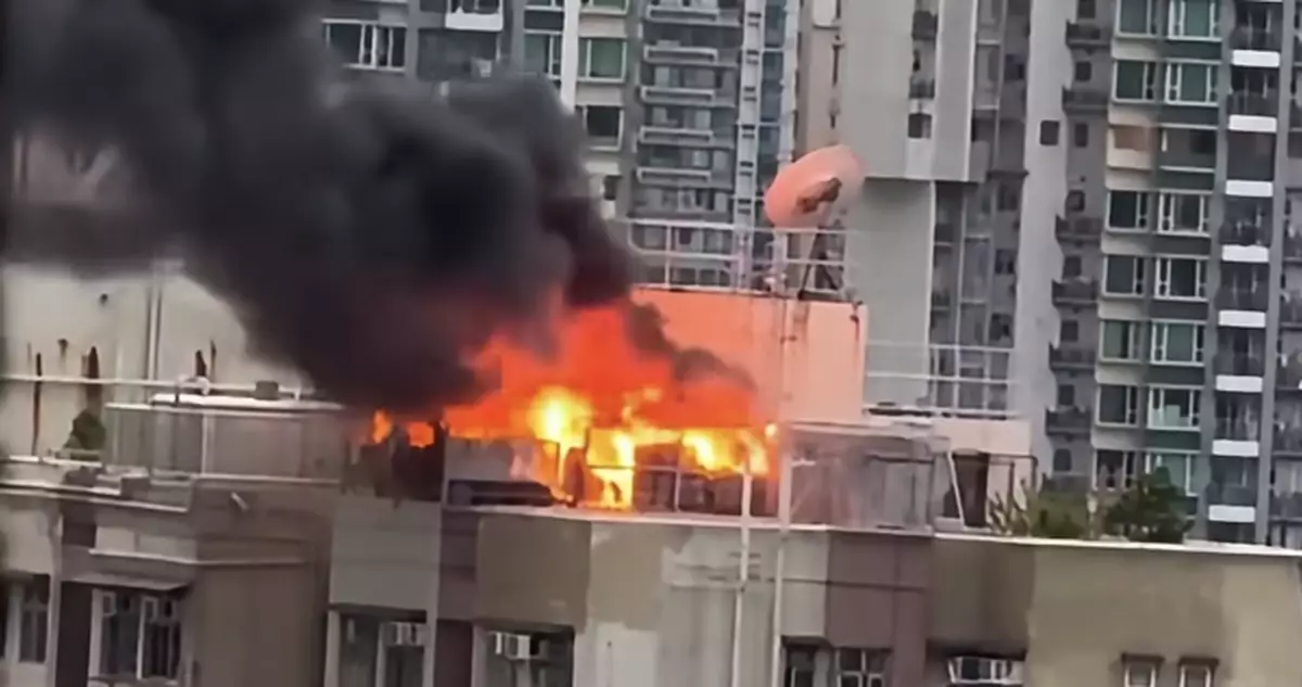 奶路臣街順景大廈天台發生火警 消防到場撲救約30人疏散　