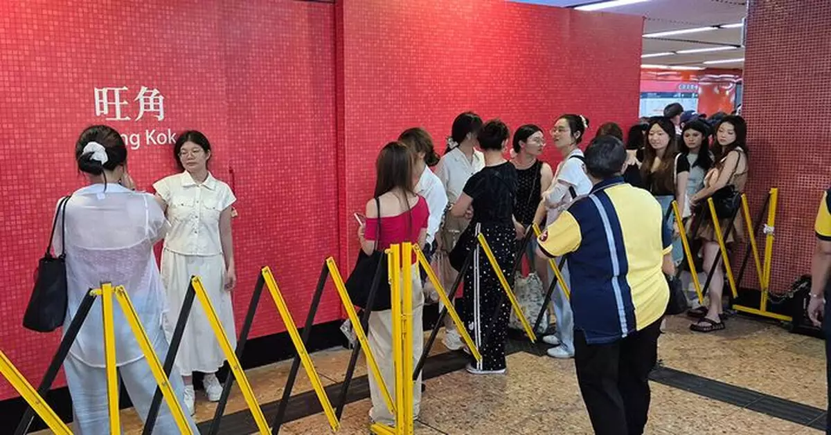 港鐵旺角站翻新圍板貼仿月台磚牆紙皮 設計逼真意外成旅客打卡熱點