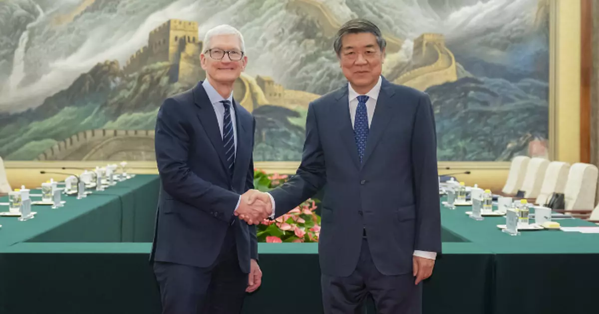 何立峰北京晤蘋果執行董事長庫克 稱歡迎各國科技企業持續深化對華合作