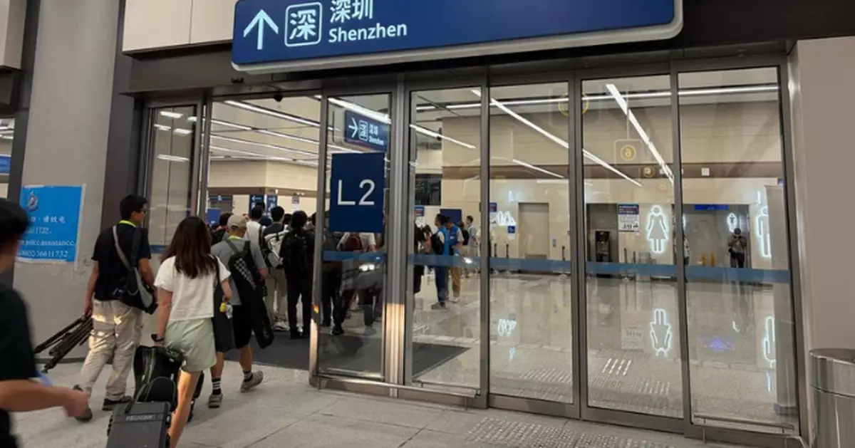 截至下午5時皇崗口岸逾42200人次出入境 較平日多近兩倍