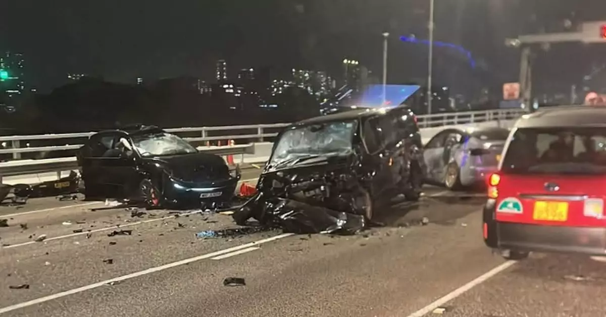 青葵公路私家車疑衝過對面行車線 迎頭撞多車至少兩人傷