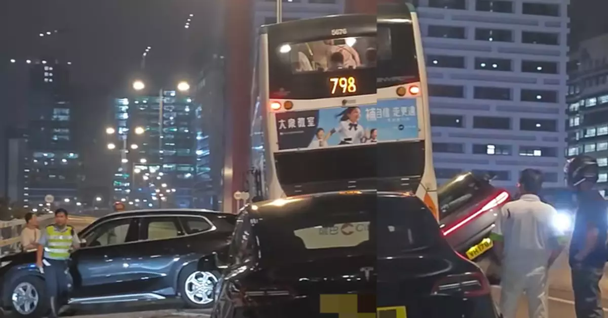 觀塘繞道三車相撞巴士夾中間3人受傷 乘客滯留橋上