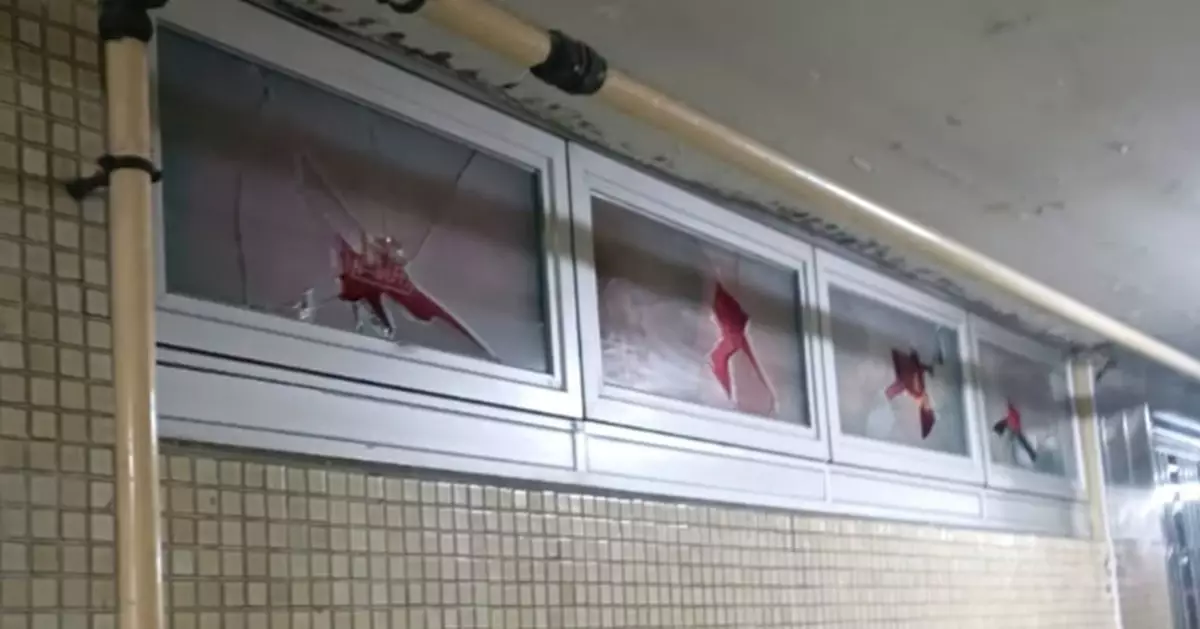 元朗朗屏邨多個單位遭淋油扑玻璃收數案 警拘4名男子