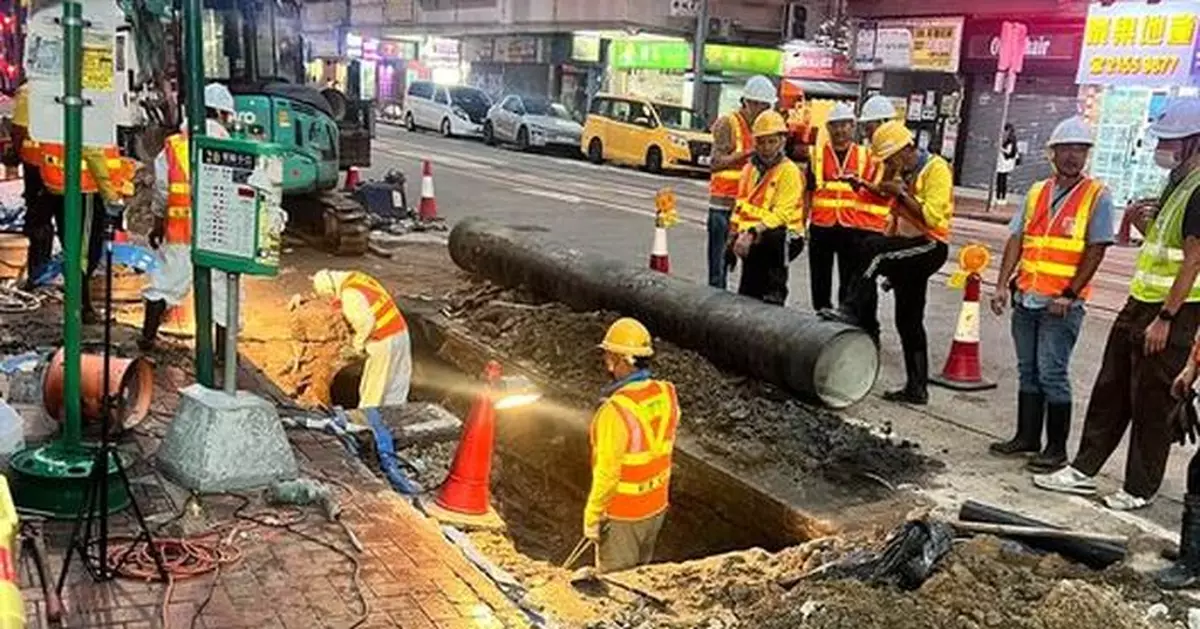 筲箕灣道爆水管現正搶修 水務署：爭取午夜前恢復供水