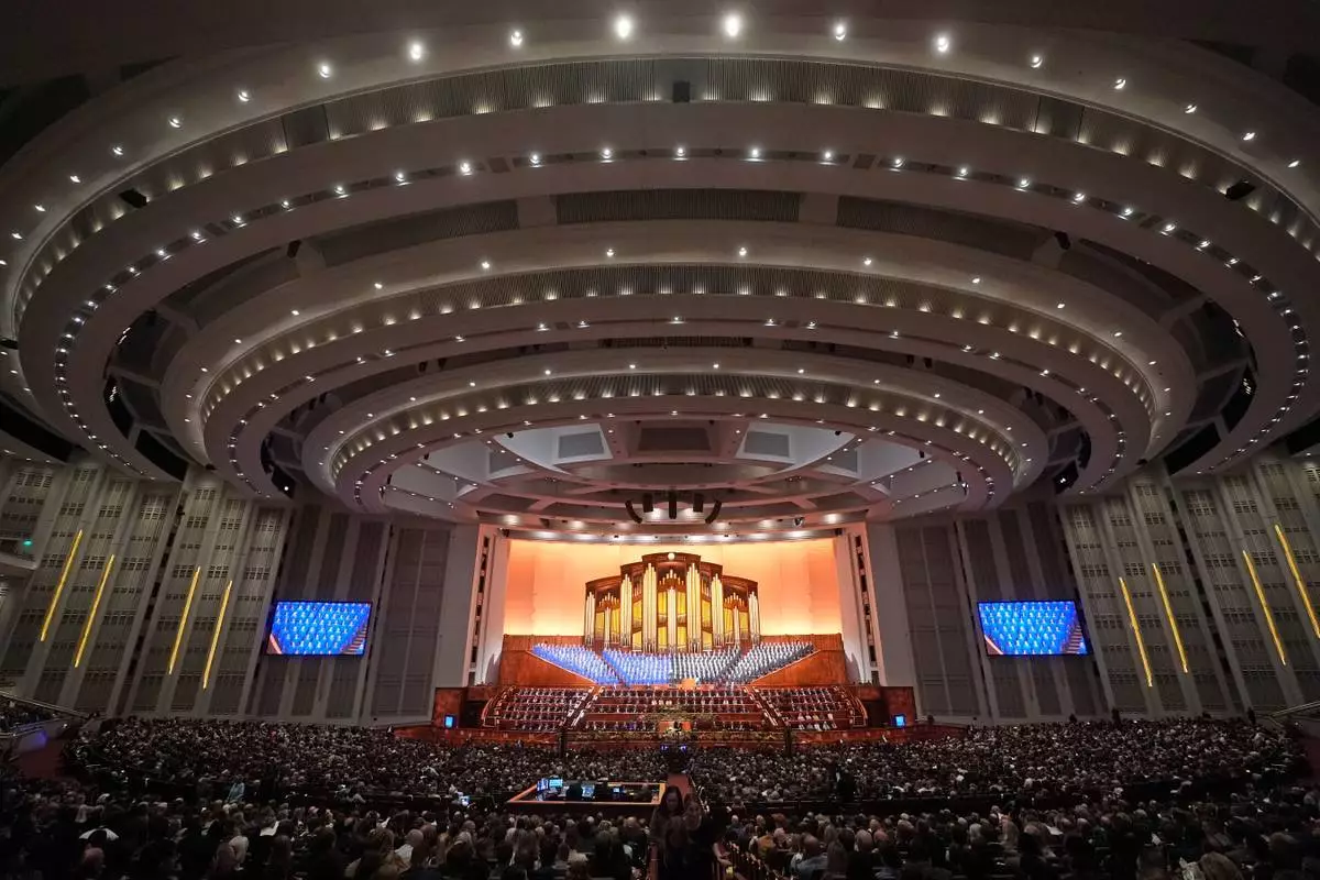 資料圖片：2024年4月7日，民眾在鹽湖城出席摩門教的會議。(美聯社圖片/Rick Bowmer) AP圖片