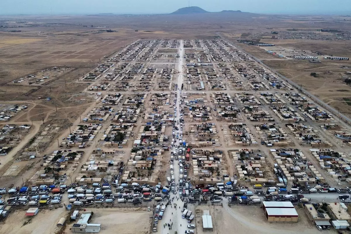 2026年10月13日周二，載滿家當的貨車停泊在阿爾塔拉伊難民營的道路旁，流離失所的家庭準備返回敘利亞哈塞克的拉斯艾因鄉郊。約450個家庭在2019年土耳其軍事攻勢後，經歷七年流離失所，現正踏上歸途。(美聯社圖片/Baderkhan Ahmad) AP圖片