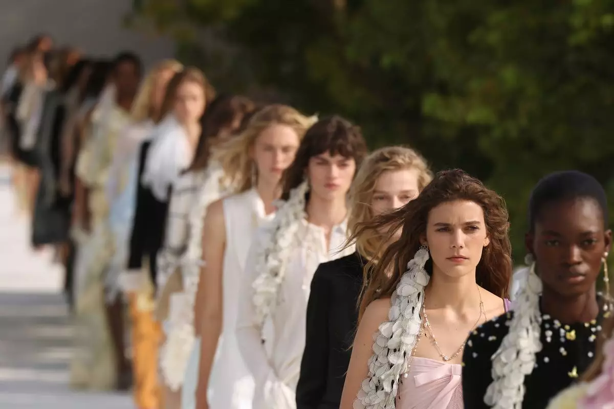 模特兒穿上Christian Dior 2027春夏女裝系列作品，該系列於2026年9月29日周二在法國巴黎展出。(美聯社圖片/Thomas Padilla) AP圖片