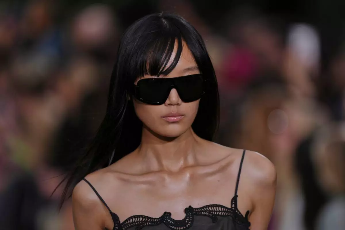 模特兒穿上Stella McCartney 2027春夏女裝系列作品，該系列於2026年9月30日周三在法國巴黎展出。(美聯社圖片/Aurelien Morissard) AP圖片