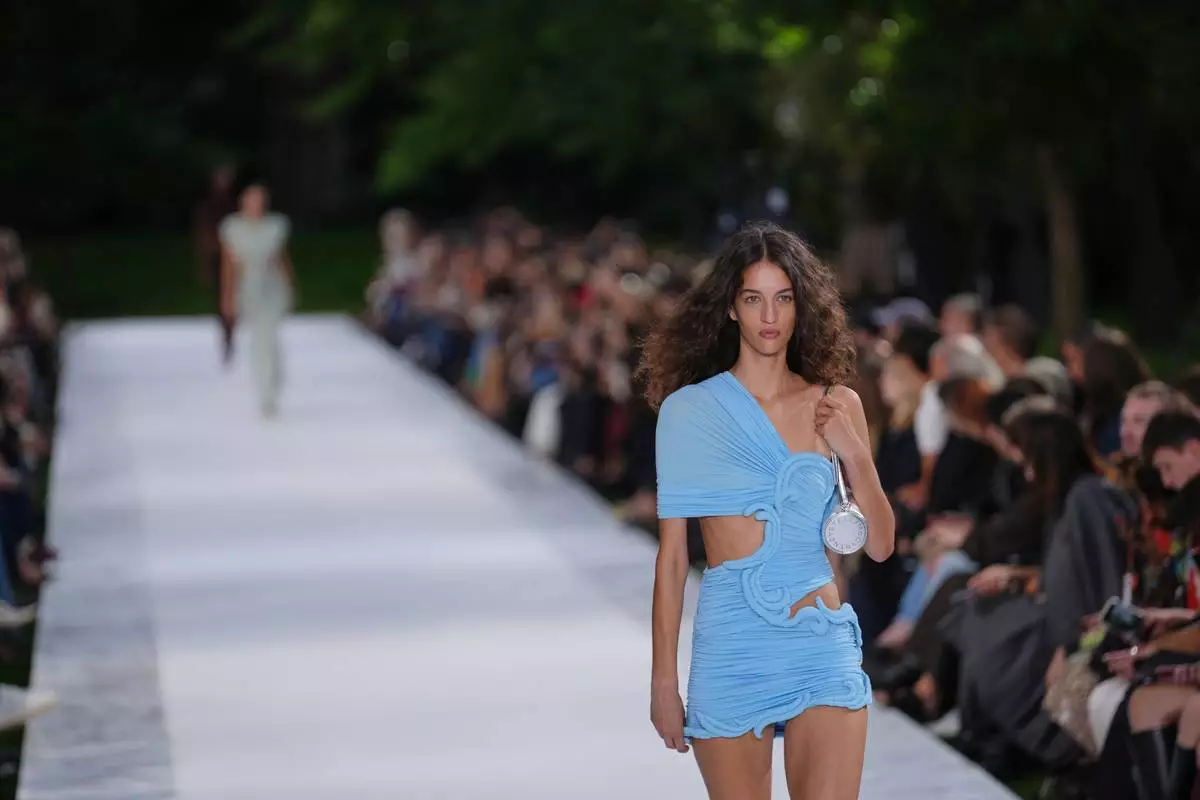 模特兒穿上Stella McCartney 2027春夏女裝系列作品，該系列於2026年9月30日周三在法國巴黎展出。(美聯社圖片/Aurelien Morissard) AP圖片