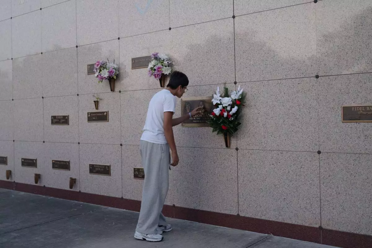 二零二六年九月十五日，理查德「特雷」福特三世在德州韋斯拉科的Funeraria del Angel Highland殯儀館及紀念公園，觸摸母親的墓碑。(美聯社圖片/Julia Demaree Nikhinson) AP圖片