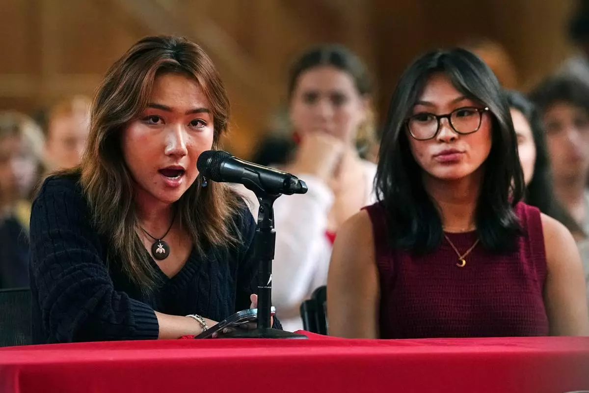 康奈爾大學學生及美國公民自由聯盟學生分會成員王珍（左）及西姆（Sophia Riley Sim），周四在紐約伊薩卡康奈爾大學學生會會議上，談論校園性暴力。(美聯社圖片/Matt Rourke) AP圖片