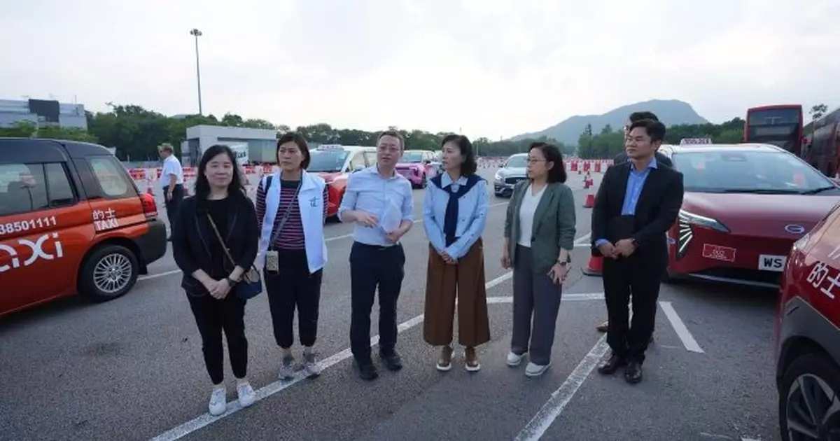 陳美寶視察新皇崗口岸首日運作情況 指整體交通順暢人流及車流管理有序進行