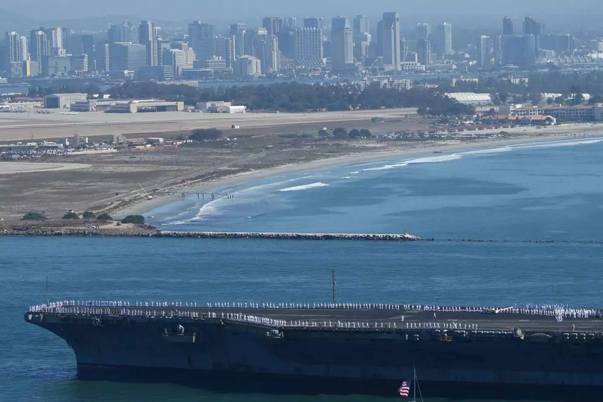 「林肯號」航空母艦於2026年10月8日周四，完成部署後返回聖地牙哥灣。攝於聖地牙哥。(美聯社圖片/Jae C. Hong) AP圖片