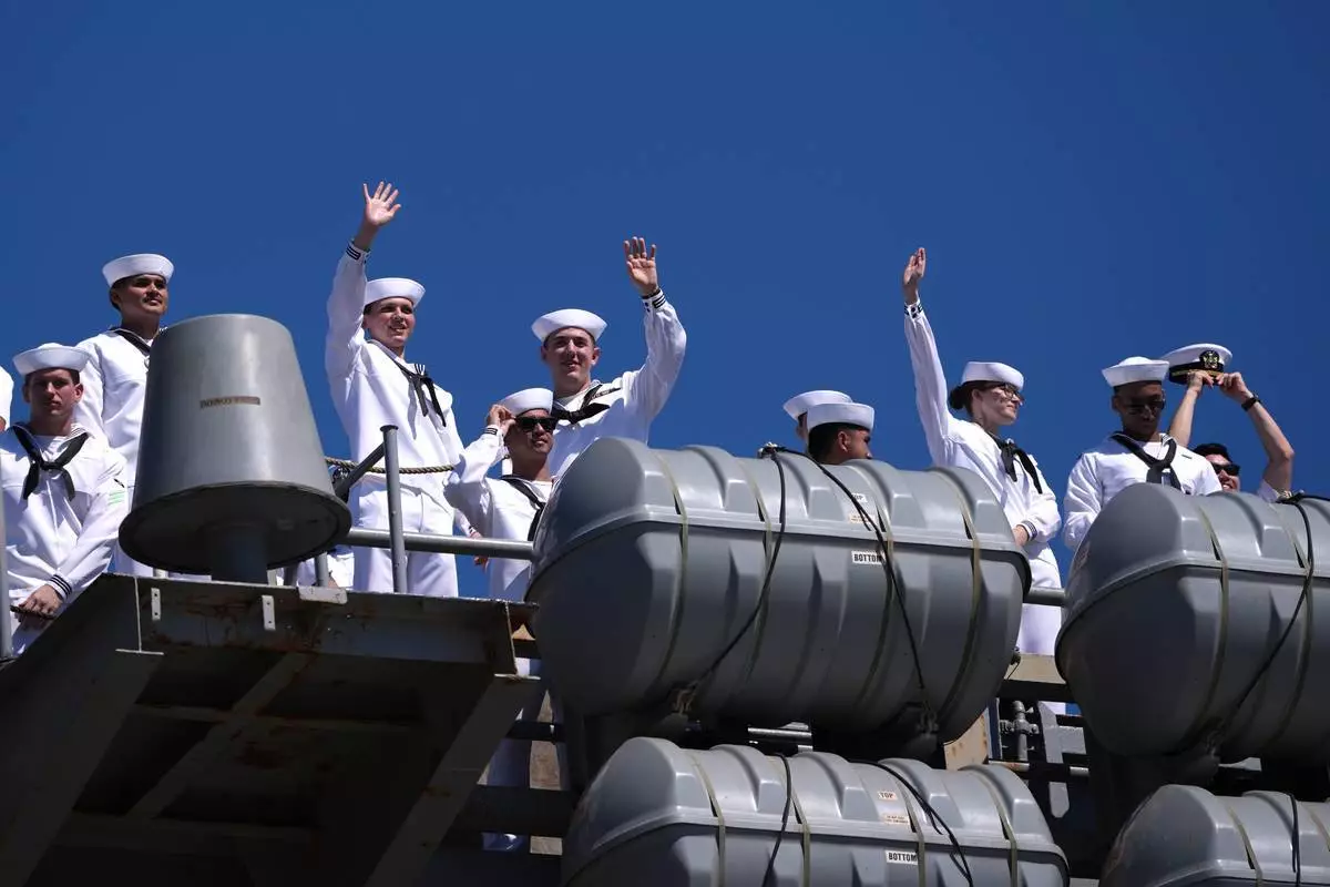 「林肯號」航空母艦於2026年10月8日周四，完成部署後返回北島海軍航空站，艦上海軍人員揮手。攝於加州科羅納多。(美聯社圖片/Gregory Bull) AP圖片