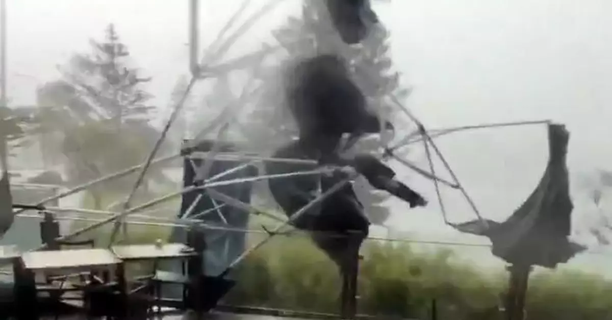 龍捲風橫掃澳洲沿海小鎮！戶外家具遭捲上半空 人口密集區屬罕見