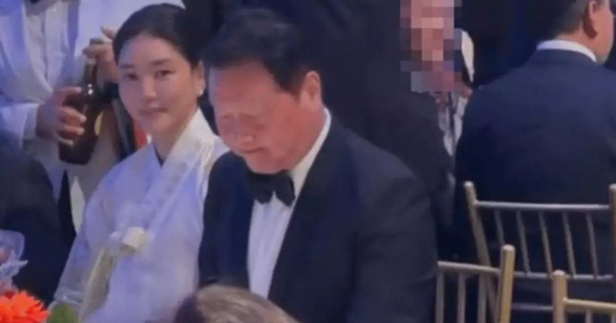 南韓SK會長崔泰源偕女友出席紐約晚宴 天價離婚案判決後首度公開亮相