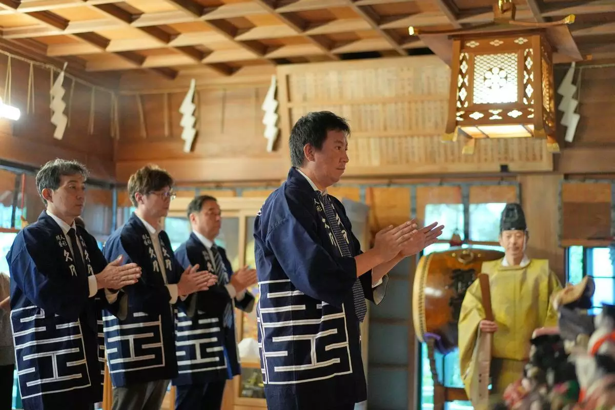 周二（2026年10月13日），東京大六天榊神社舉行傳統玩偶紀念儀式，日本傳統玩偶公司代表為主人不再使用的玩偶祈禱。(美聯社圖片/Eugene Hoshiko) AP圖片
