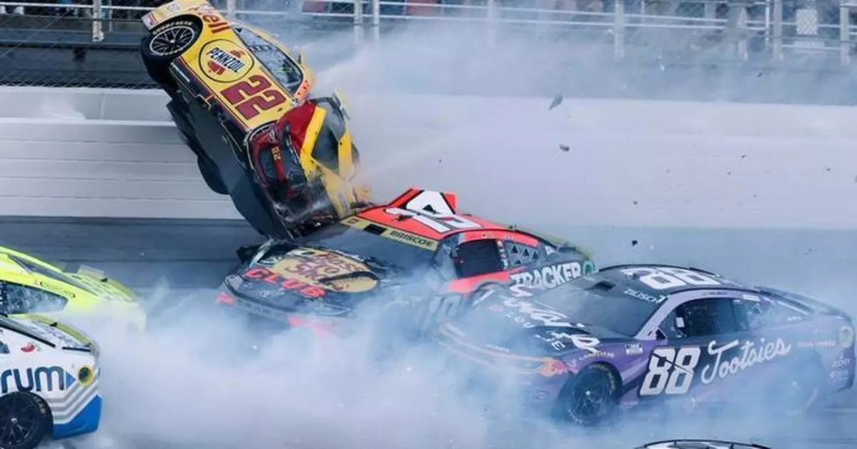 NASCAR塔拉迪加賽事15車連環相撞 羅根奴座駕飛起翻轉