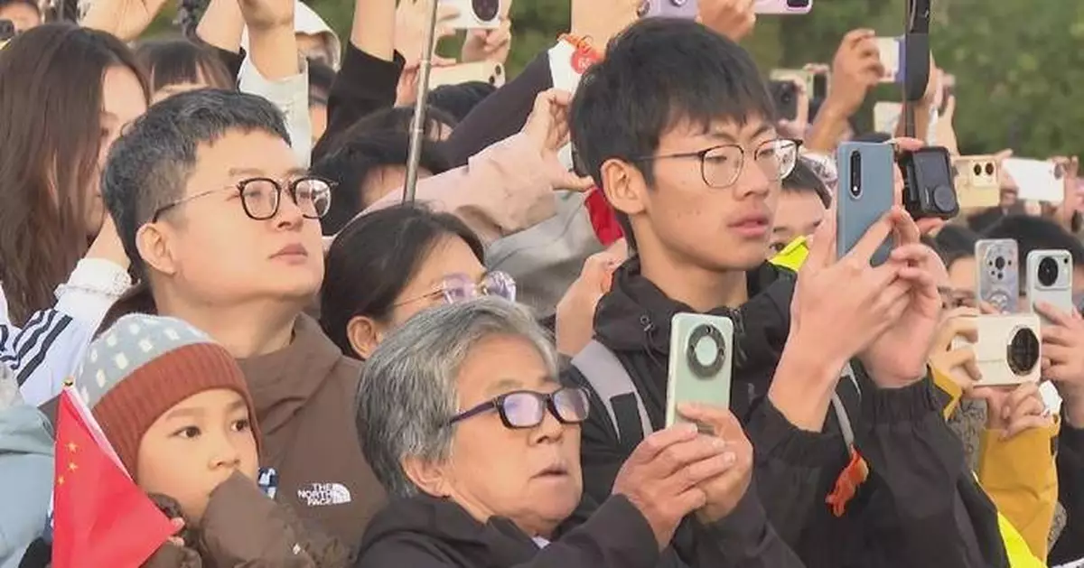 天安門廣場舉行升國旗儀式 慶祝國慶77周年