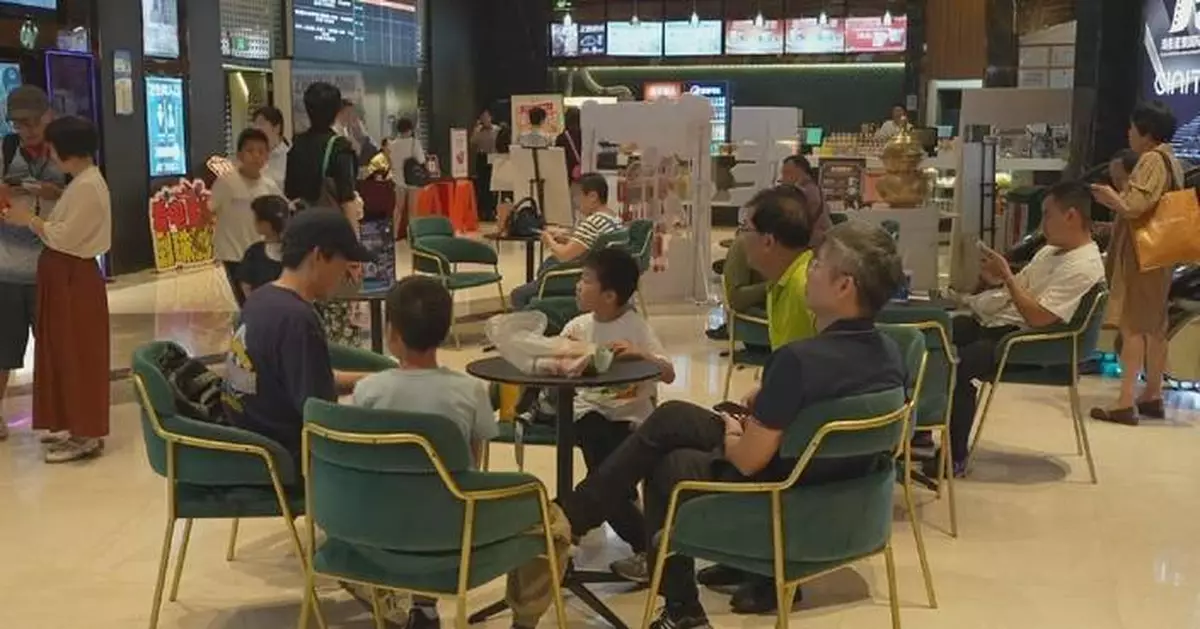 中國國慶檔票房超2.3億元 新片多元化帶動觀影熱潮