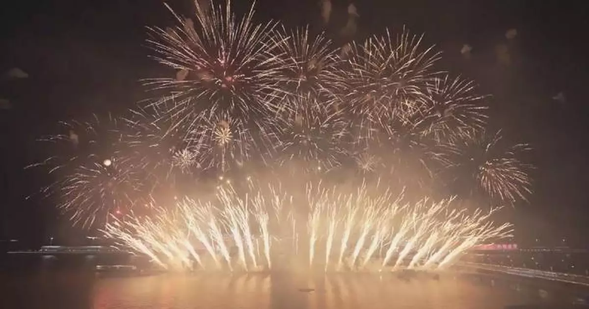 國慶煙花匯演照亮上海武漢夜空 吸引大批市民旅客觀賞