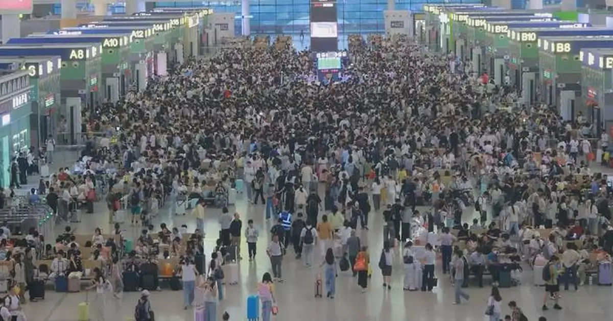 國慶假期第三日 中國交通客流持續高企