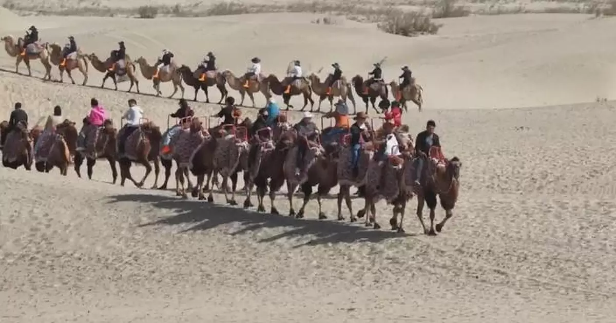 喀什國慶黃金周遊客如鯽 體驗沙漠越野滑沙樂趣