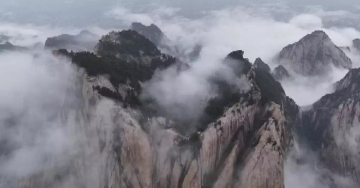 華山國慶黃金周遊人如鯽 險峻山勢成自然奇觀