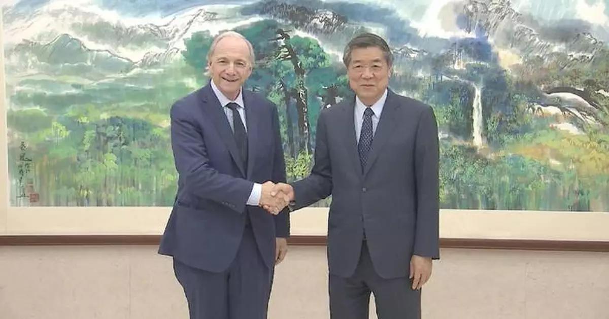 何立峰會見橋水基金達利歐 稱中國經濟保持良好勢頭