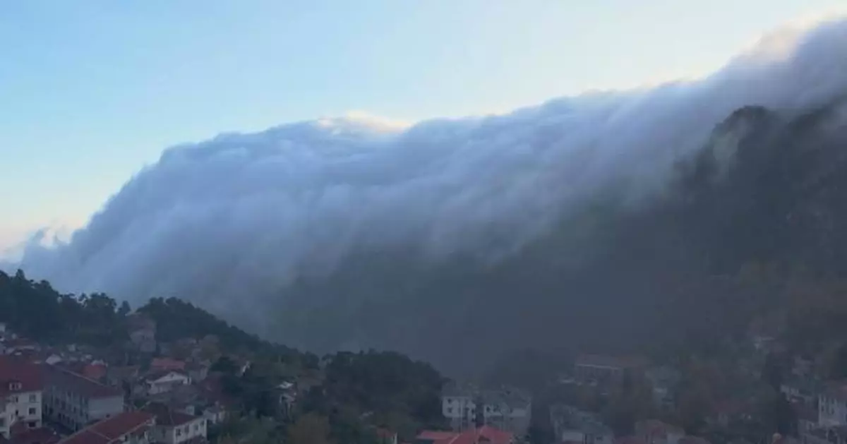 江西廬山現壯觀雲瀑 雲海穿梭秋葉美景