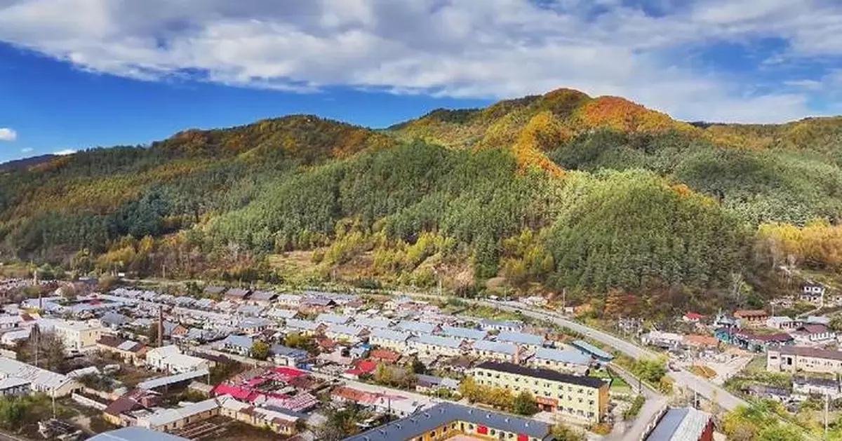 東北鐵路小鎮秋色迷人 吸引大批遊客到訪