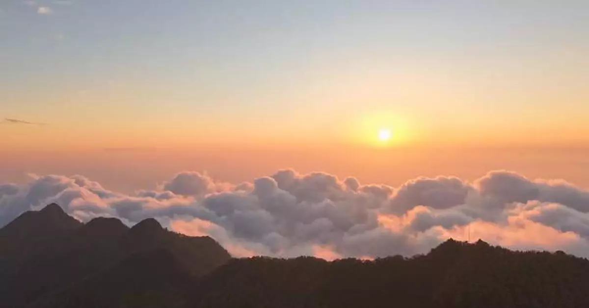 山西太岳山秋色迷人 雲海紅葉交織美景