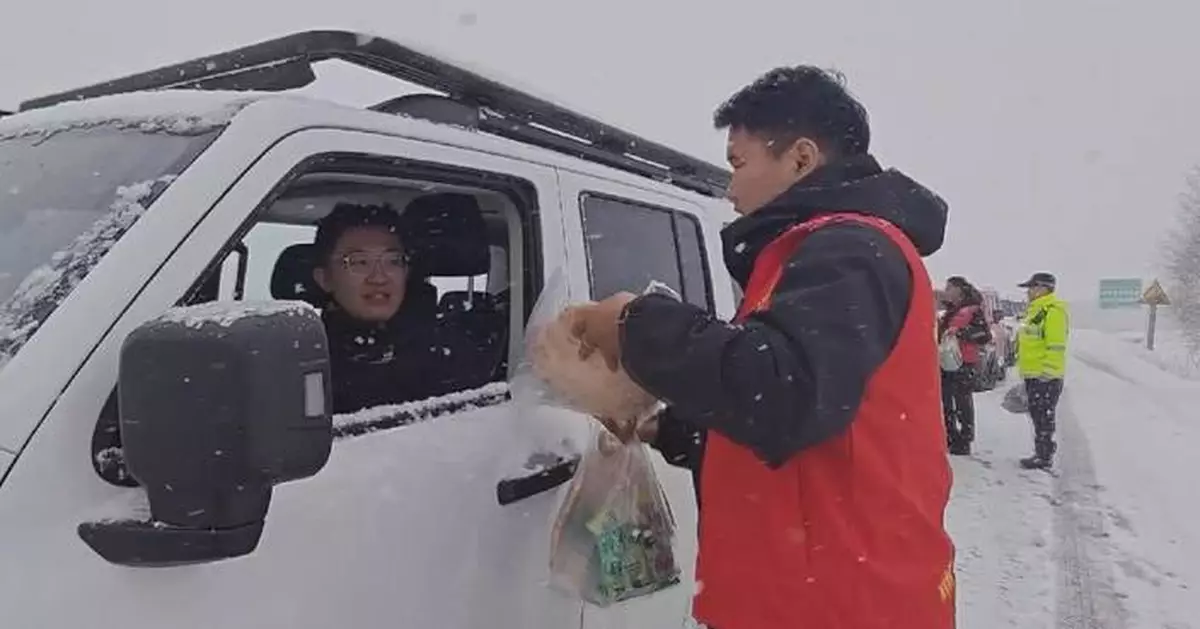 新疆阿勒泰大雪致道路封閉 當局疏散遊客
