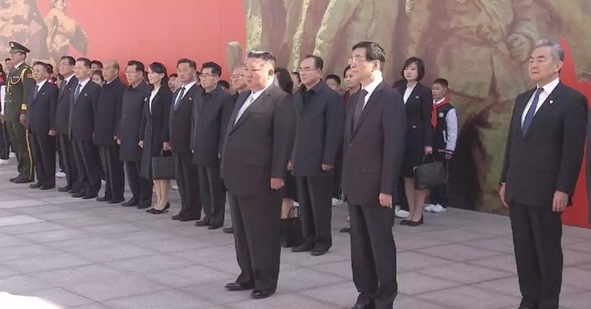 王滬寧陪同朝鮮最高領導人金正恩訪問丹東