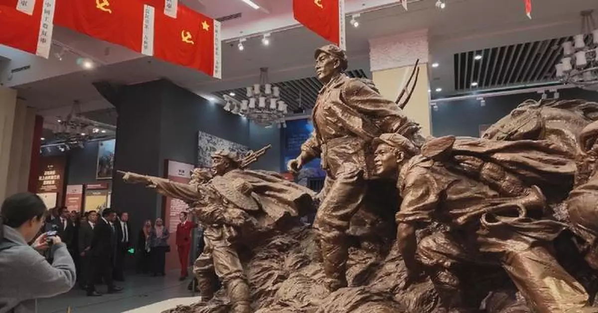 駐華使節參觀長征展覽 讚揚中國發展道路的堅韌精神