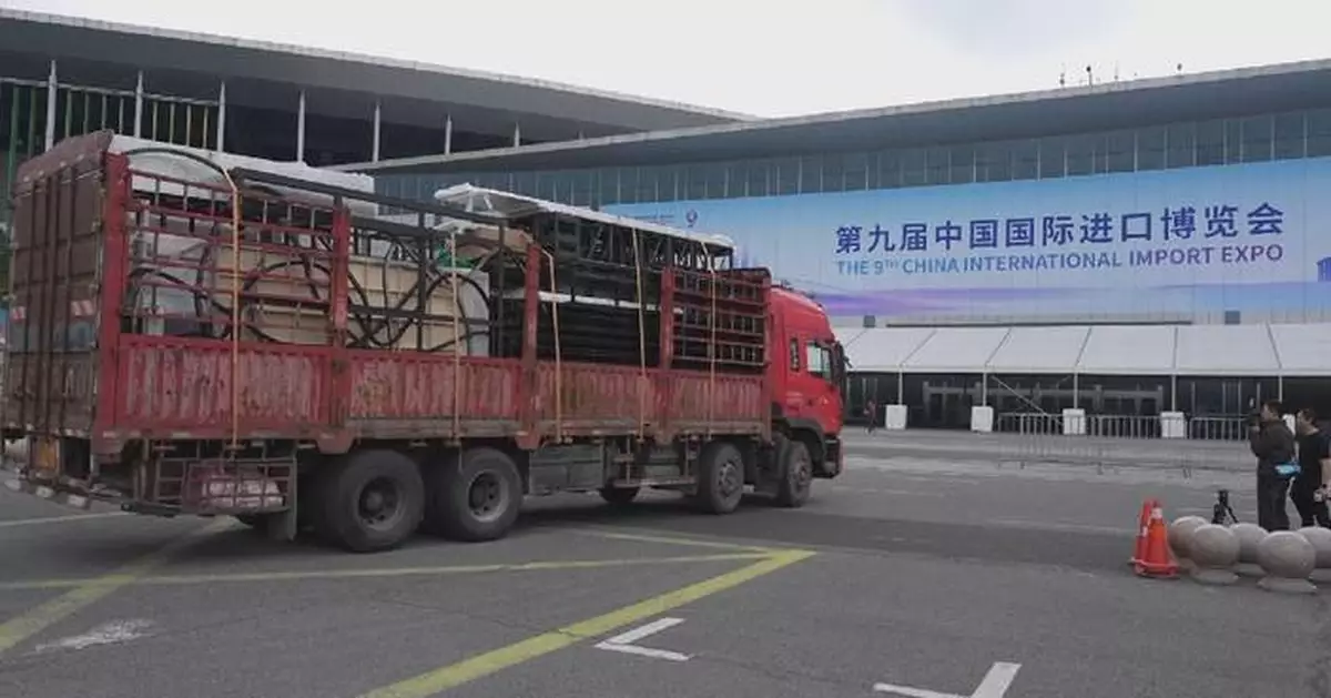 第九屆中國國際進口博覽會展位搭建展開 上海警方優化貨車入場流程