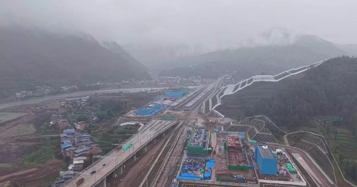 西安至重慶高鐵關鍵大橋合龍