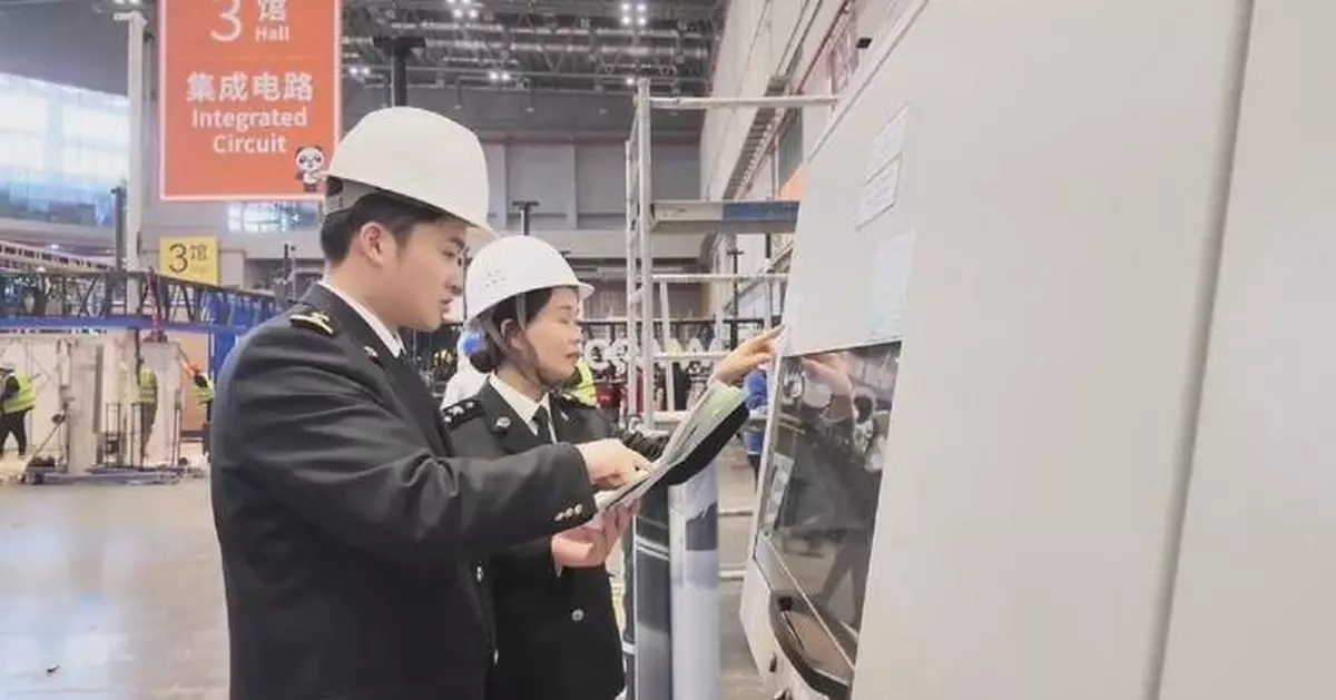 第九屆中國國際進口博覽會首批高端展品抵滬 展位搭建工作展開