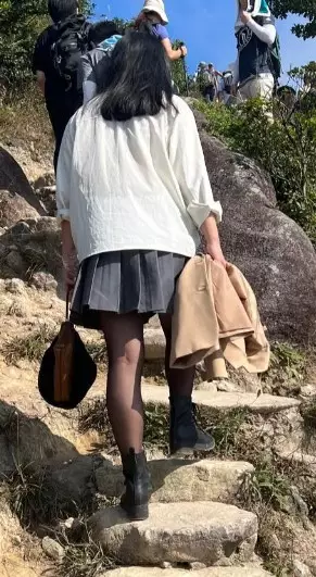 港女OL裝短裙黑絲加長靴行山。
