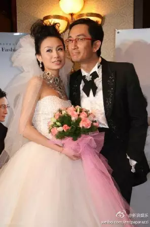 吳啟華2007年與年齡相差21年的內地演員長春姑娘石揚子結婚。