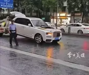 成都街頭價值3000萬人民幣的勞斯萊斯行駛期間突冒煙自燃引市民圍觀拍片。影片截圖