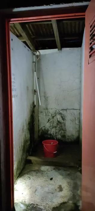 寮屋戶依靠上一村公共浴室沖涼及洗衫，但自去年起已停電。