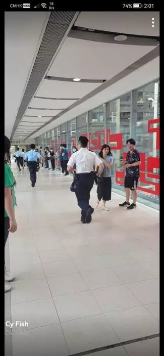 大批警員在商場搜索。fb：黃大仙區友